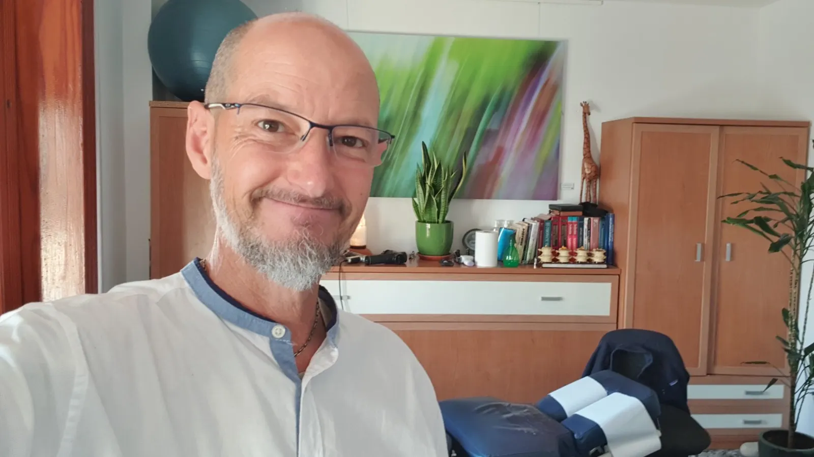 Mike Wilkerson in the treatment room at Quiropráctica Montgó