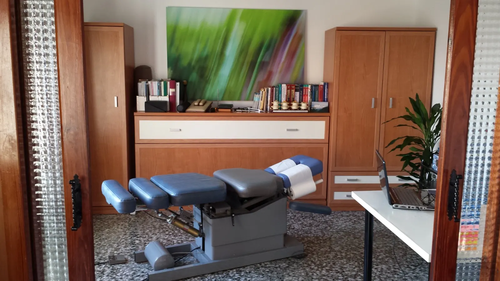The treatment room at Quiropráctica Montgó, with the adjusting table
